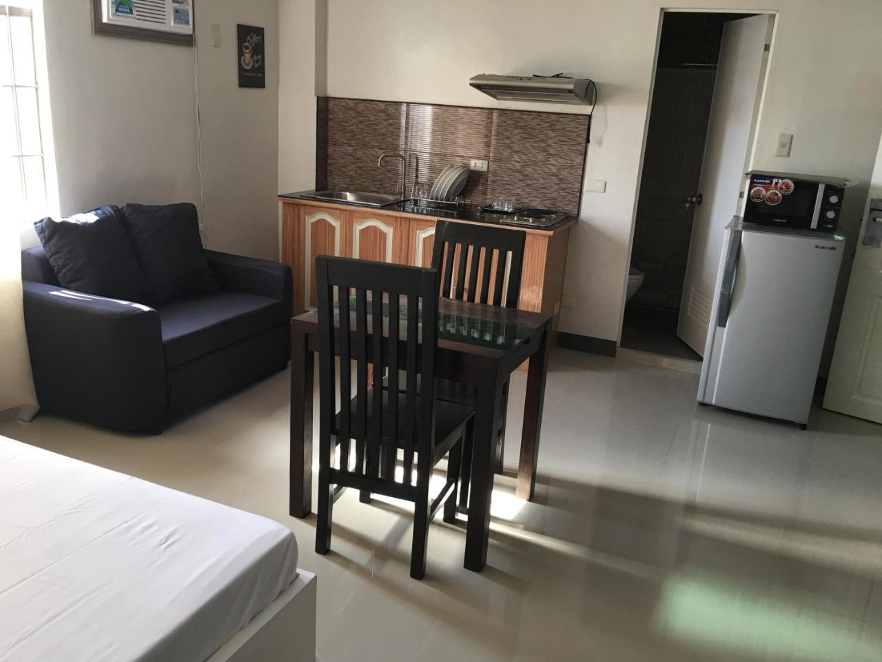 Beinte Singko De Marso Apartments Candon ภายนอก รูปภาพ