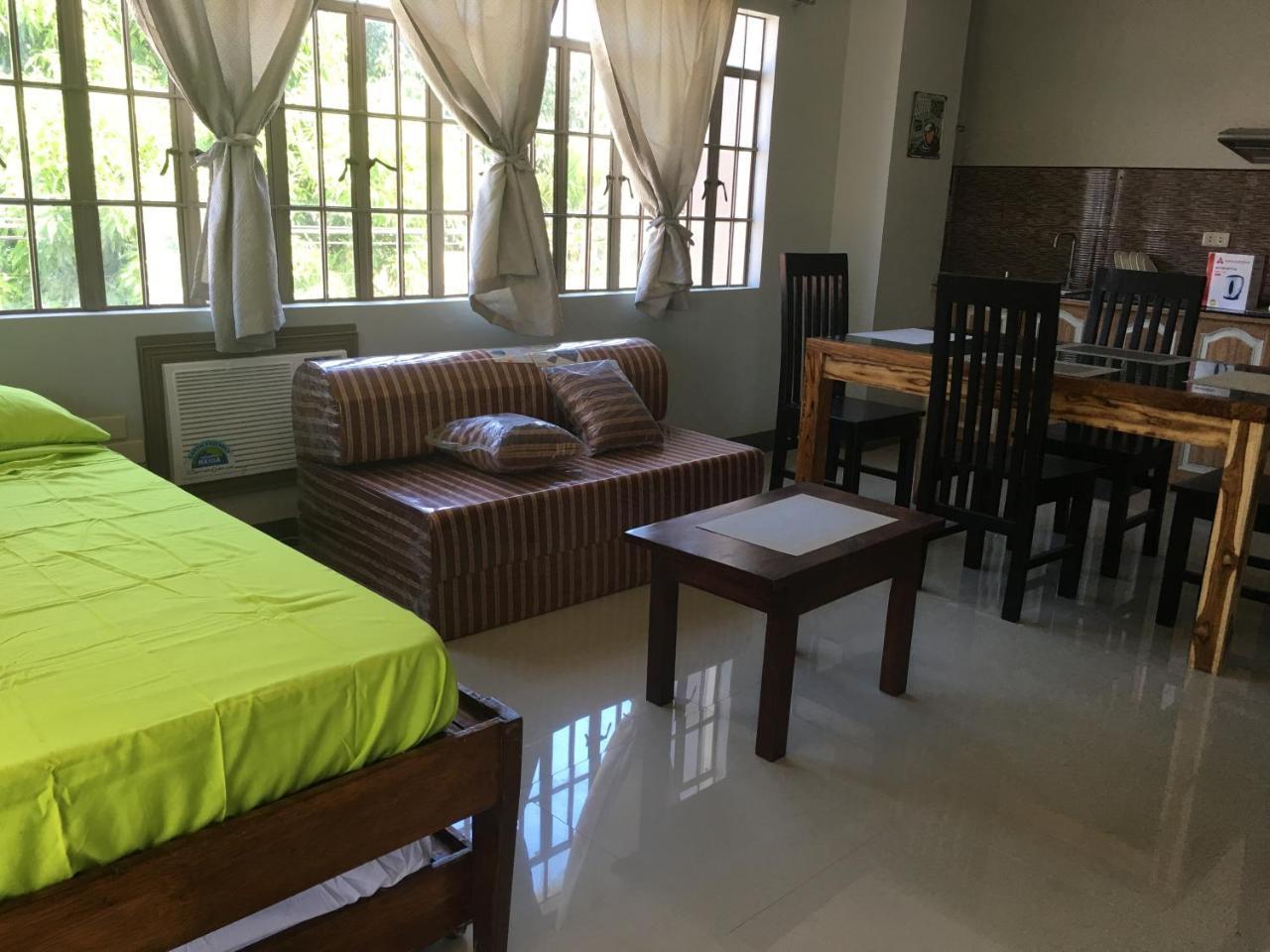 Beinte Singko De Marso Apartments Candon ภายนอก รูปภาพ